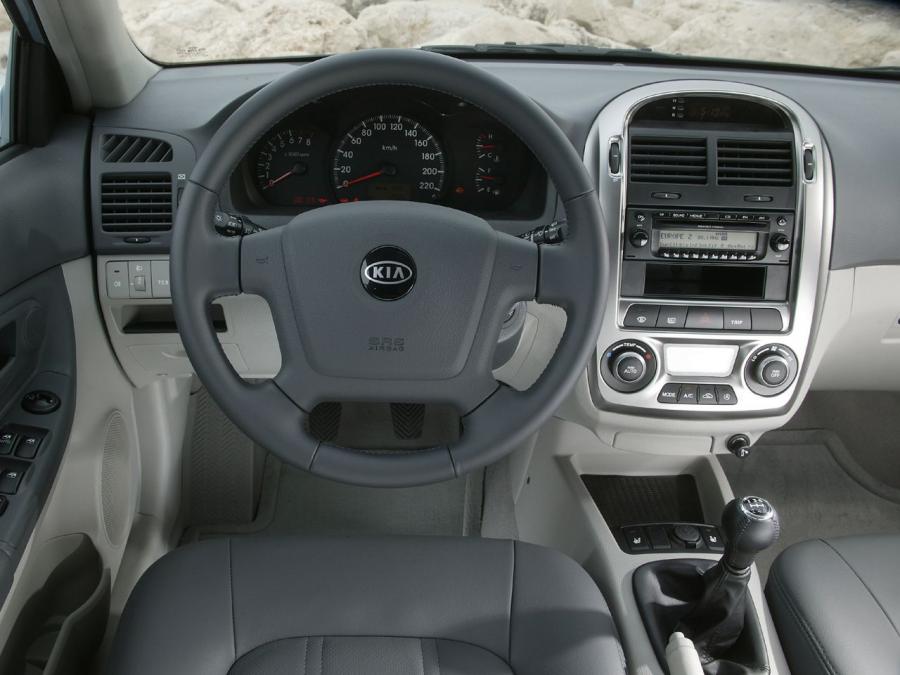 Панель приборов Kia Cerato Hatchback (LD) 2004 года  (WW) (фото 7 из 27)